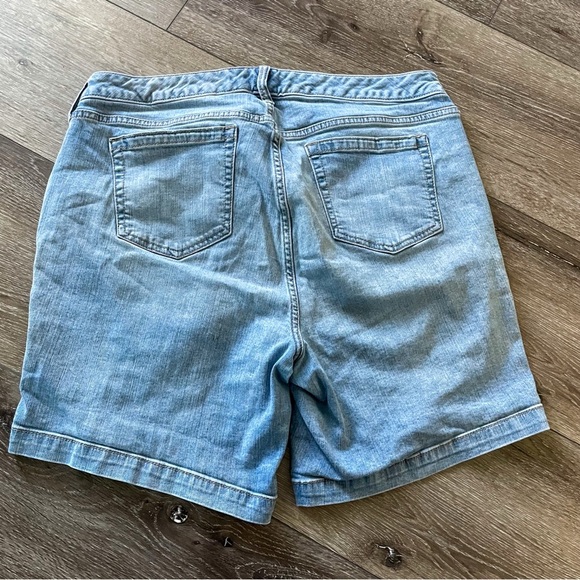TORRID Vintage Stretch Mid-Rise Shorts Medium Wash Size 18 - Picture 3 of 8